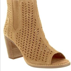 TOMS Majorca Peep Toe tan booties